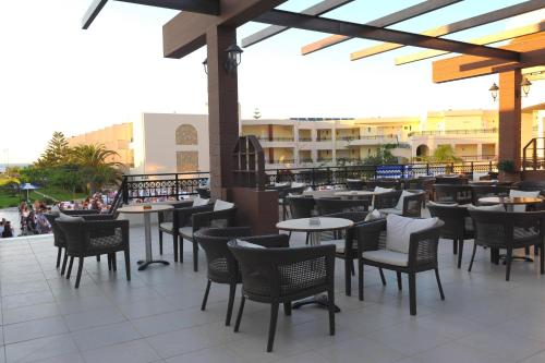 Vantaris Palaceにあるレストランまたは飲食店