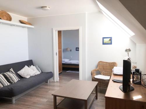 een woonkamer met een bank en een tafel bij Widok in Jastrzębia Góra