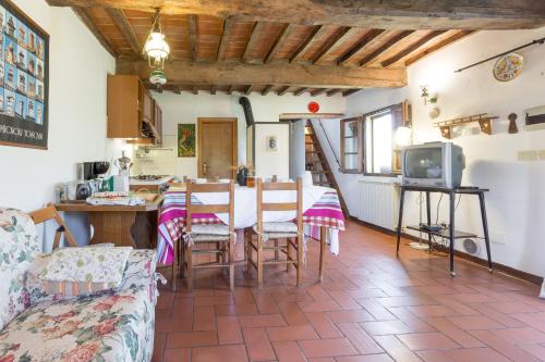 cocina y sala de estar con mesa y sillas en Tenuta Di Argiano A Montepulciano, en Chianciano Terme