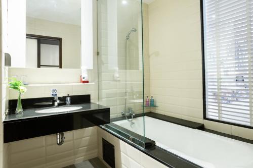 Bilik mandi di Deevana Plaza Krabi Aonang