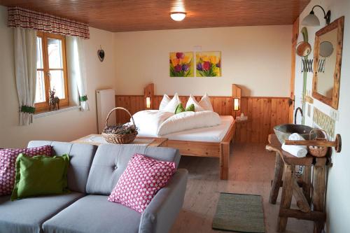 En eller flere senge i et værelse på Archehof Eislbauer - Deine Ladezone für die Seele!