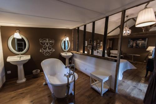 a bathroom with a sink and a mirror at Villa Vanille in Boisseron