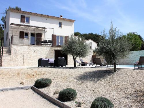 una casa con un cortile con sedie e alberi di Superb villa with private pool ad Apt