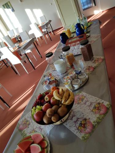 un tavolo con un cesto di frutta e altri prodotti alimentari di Haus ÜberLand a Sundhagen-Niederhof