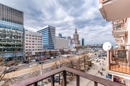 vistas a una concurrida calle de la ciudad con edificios en Apartments Dexter Warsaw by Renters, en Varsovia