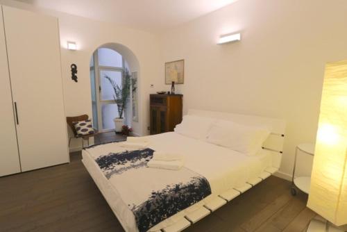 una camera con un grande letto di Como Design Apartment - byMyHomeinComo a Como