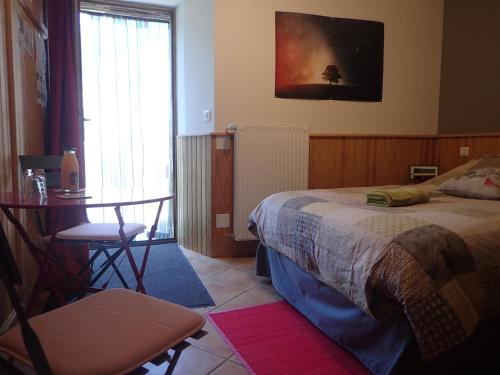 Ένα ή περισσότερα κρεβάτια σε δωμάτιο στο Mas de La Boheme - L'Hermet