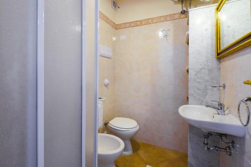 y baño con aseo y lavamanos. en Solemar Sicilia - Casa Enza, en Santa Flavia