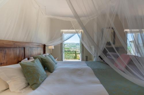 Hotel La Fuente de la Higuera — Garden view