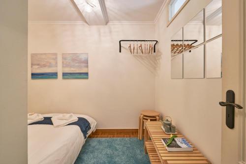 リスボンにあるElegant Apartment Santanaのベッドルーム1室(ベッド1台、デスク、窓付)