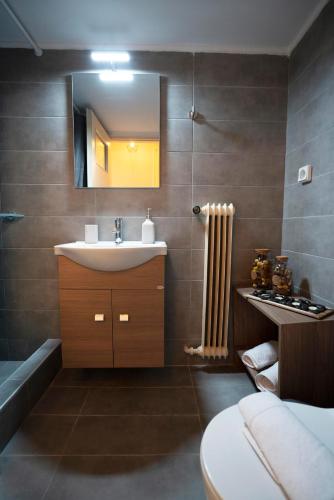 COZY APT NEXT TO METRO AND CLOSE TO ACROPOLIS!