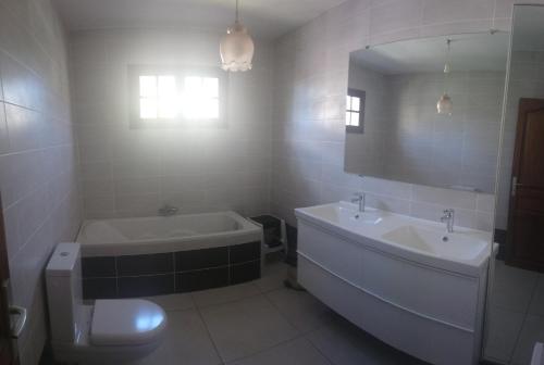 une salle de bain avec une baignoire, un lavabo et des toilettes dans l'établissement Villa Style Provencal, à Gignac-la-Nerthe