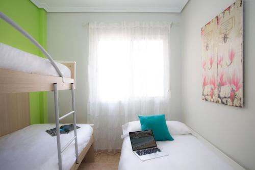 Ένα ή περισσότερα κρεβάτια σε δωμάτιο στο SingularStays Puzol Beach VII