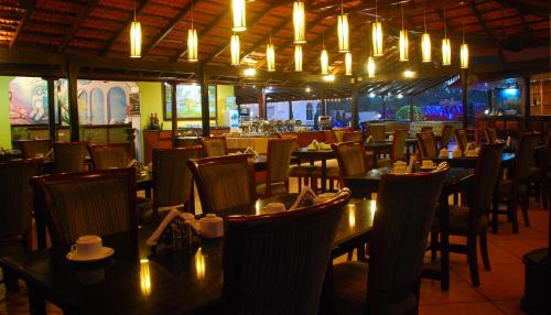 a dining room with tables and chairs in a restaurant at Colonia Santa Maria in Baga