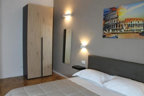 ein Schlafzimmer mit einem Bett und einem Wandgemälde in der Unterkunft Roma suite Piramide in Rom