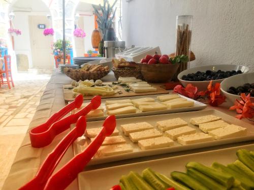 un tavolo imbandito con formaggio, verdure e altri cibi di Bodrum Sade Pension a Bodrum City
