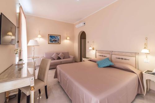 A bed or beds in a room at Hotel Casa Adele