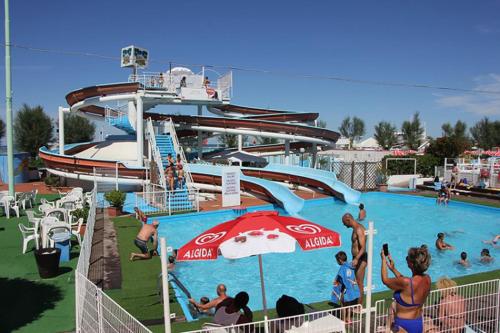 - un bateau de croisière avec des personnes dans une piscine avec un parasol dans l'établissement Hotel Rosalba, à Riccione