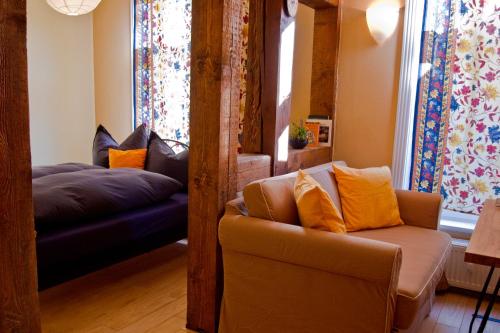 ein Wohnzimmer mit einem Sofa und einem Bett in der Unterkunft Ferienwohnung Klosterstraße direkt am Schloß in Schwerin