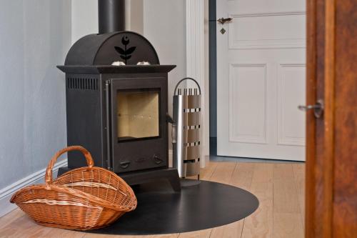 a black stove with a basket next to a door at Ferienwohnung Klosterstraße direkt am Schloß in Schwerin