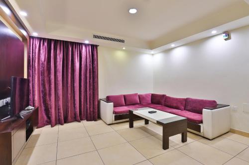 a living room with a purple couch and a table at أحلى الأيام للوحدات الفندقية in Jeddah