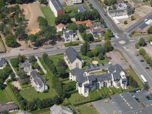 una vista aérea de una gran casa en una ciudad en Lagrange Vacances Les Résidences en Cabourg