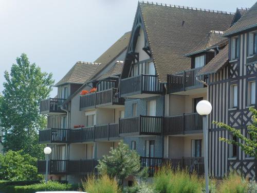 un edificio con balcones en un lateral en Lagrange Vacances Les Résidences, en Cabourg