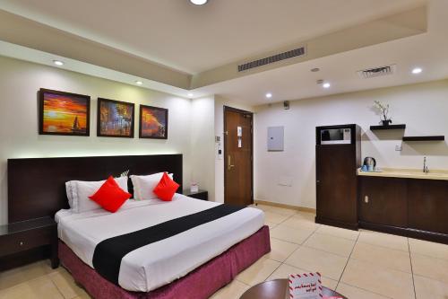 a hotel room with a large bed and a kitchen at أحلى الأيام للوحدات الفندقية in Jeddah