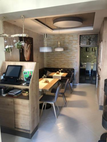 ein Esszimmer mit einem Tisch und Stühlen in der Unterkunft Penzion Toscana in Lanžhot