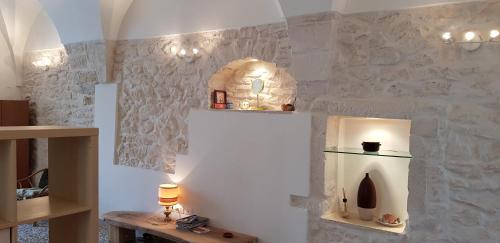 una camera con un muro in pietra con una casetta per uccelli di La Casa Di Zia Caterina a Ceglie Messapica