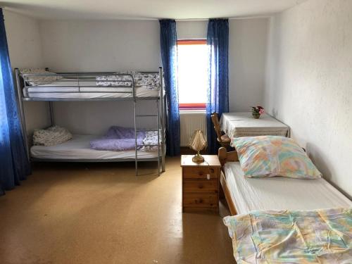 Giường trong phòng chung tại Bauernhaus Auberg ganzes Haus