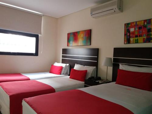 Postel nebo postele na pokoji v ubytování Puerto Mercado Hotel