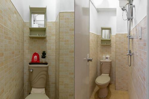 een badkamer met 2 toiletten en een douche bij Pension Inn Marilao in Lias