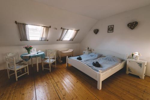 Szálka的住宿－Noresa Dekor és Panzió，一间卧室,配有一张床铺,上面有两只猫