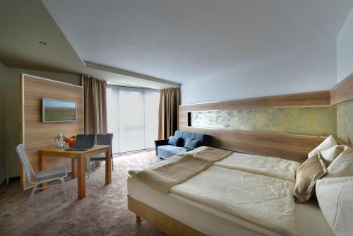 Giường trong phòng chung tại Metropol Central