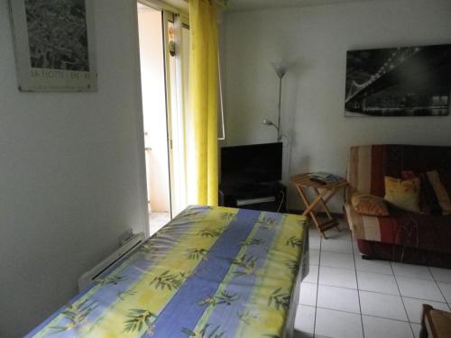 Кровать или кровати в номере Résidence de L'YSE Bat C tarif spécial cure 21 J