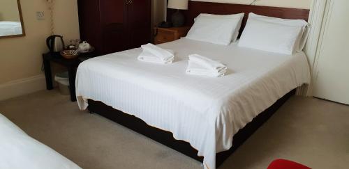 A bed or beds in a room at Seaward Hotel 
