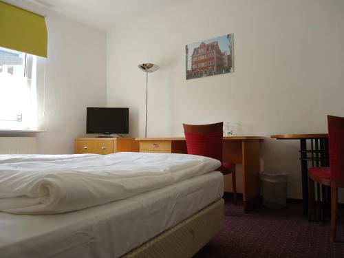 Ένα ή περισσότερα κρεβάτια σε δωμάτιο στο Hotel Schweizer Hof