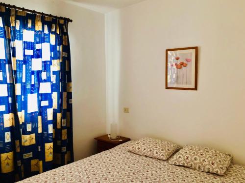 a bedroom with a bed and a curtain at Apartamento Lisa in Tías