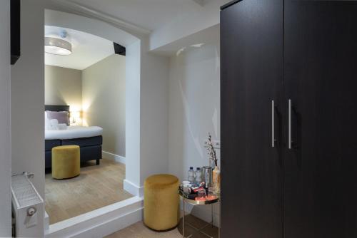 Habitación pequeña con 1 dormitorio con 1 cama en NL Hotel District Leidseplein, en Ámsterdam