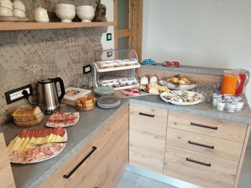 una cucina con molti piatti da mangiare su un bancone di LE 4 STAGIONI a Cavedago