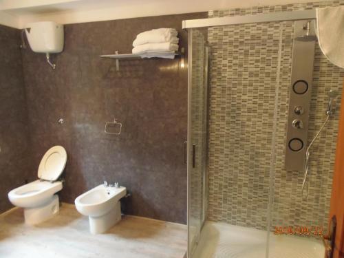 Bilik mandi di B&B La Villa