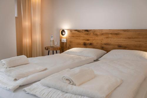 En eller flere senge i et værelse på Picalof Apartments