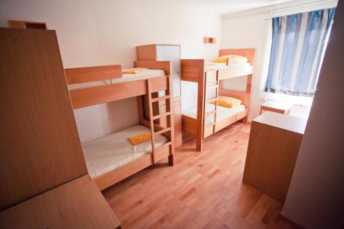 Двухъярусная кровать или двухъярусные кровати в номере HI Hostel Zadar