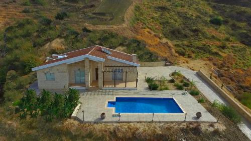 Uma vista da piscina em Happy Trails Pomos Panoramic Villa ou nos arredores