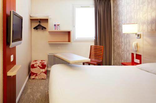 Postel nebo postele na pokoji v ubytování ibis Styles Ouistreham