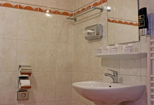 Een badkamer bij Hotel Prins Hendrik