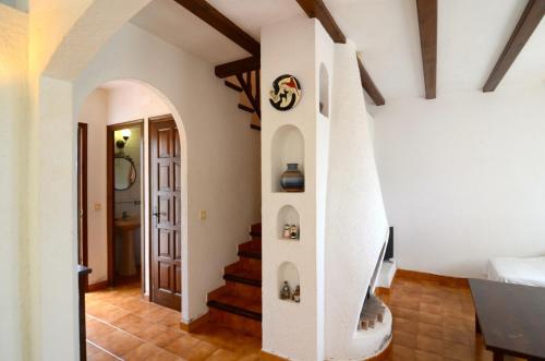 een gang met een wenteltrap in een huis bij LES CAPELLES 37 in L'Estartit