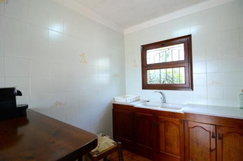 een keuken met een spoelbak en een raam bij LES CAPELLES 37 in L'Estartit