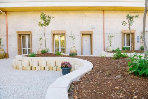a garden in front of a building at Ciatu Miu in Noto